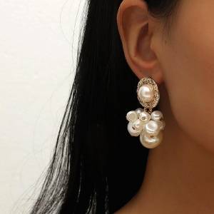 Γυναικεία σκουλαρίκια με κρικάκια στολισμένα με λευκές πέτρες